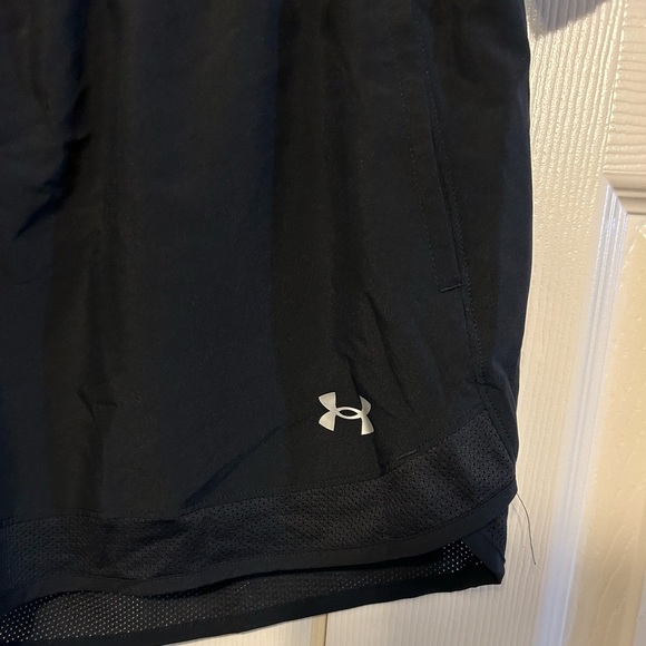 Under Armour Womens Launch Stretch Woven Shorts Black Size L MSRP $35 - Picture 5 of 8